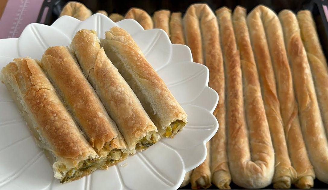 Hazır Yufka İle El Açması Pırasalı Börek Tarifi - 3