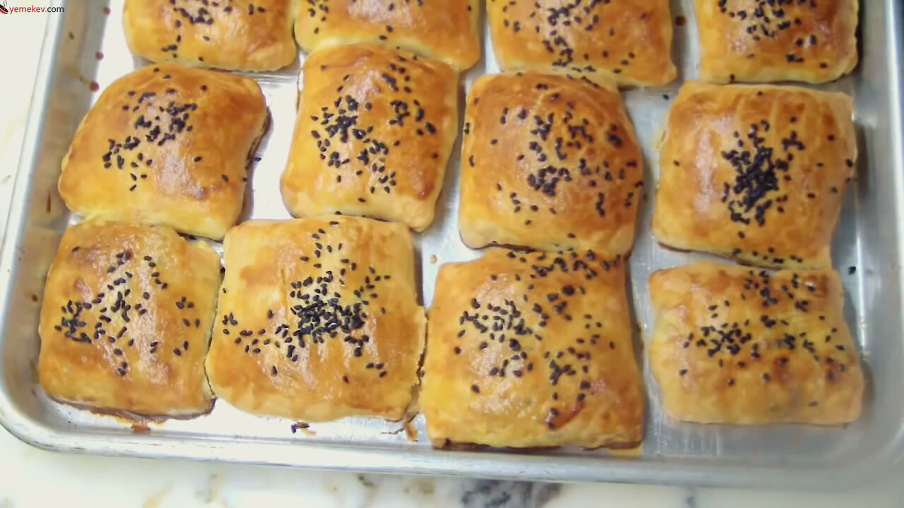 Pırasalı Unlu Bohça Börek Tarifi - 3