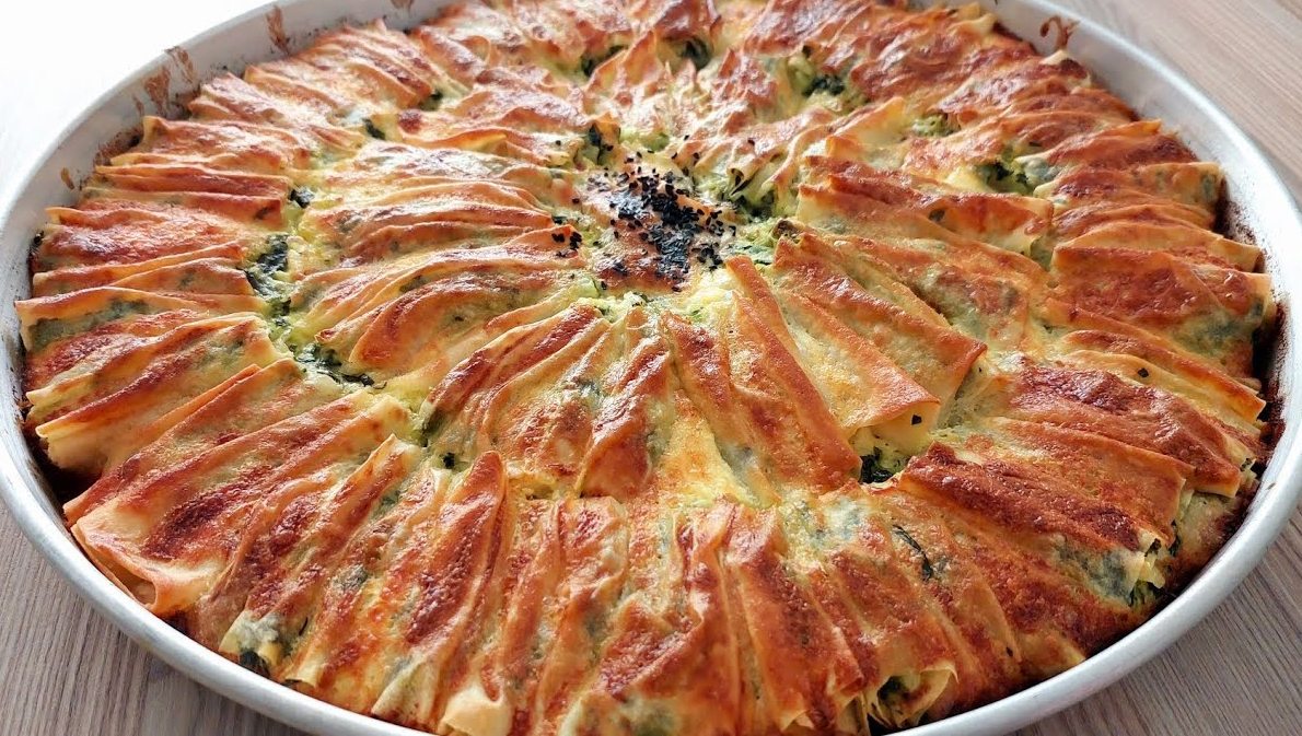 Ispanaklı El Açması Tepsi Kırma Börek Tarifi - 1