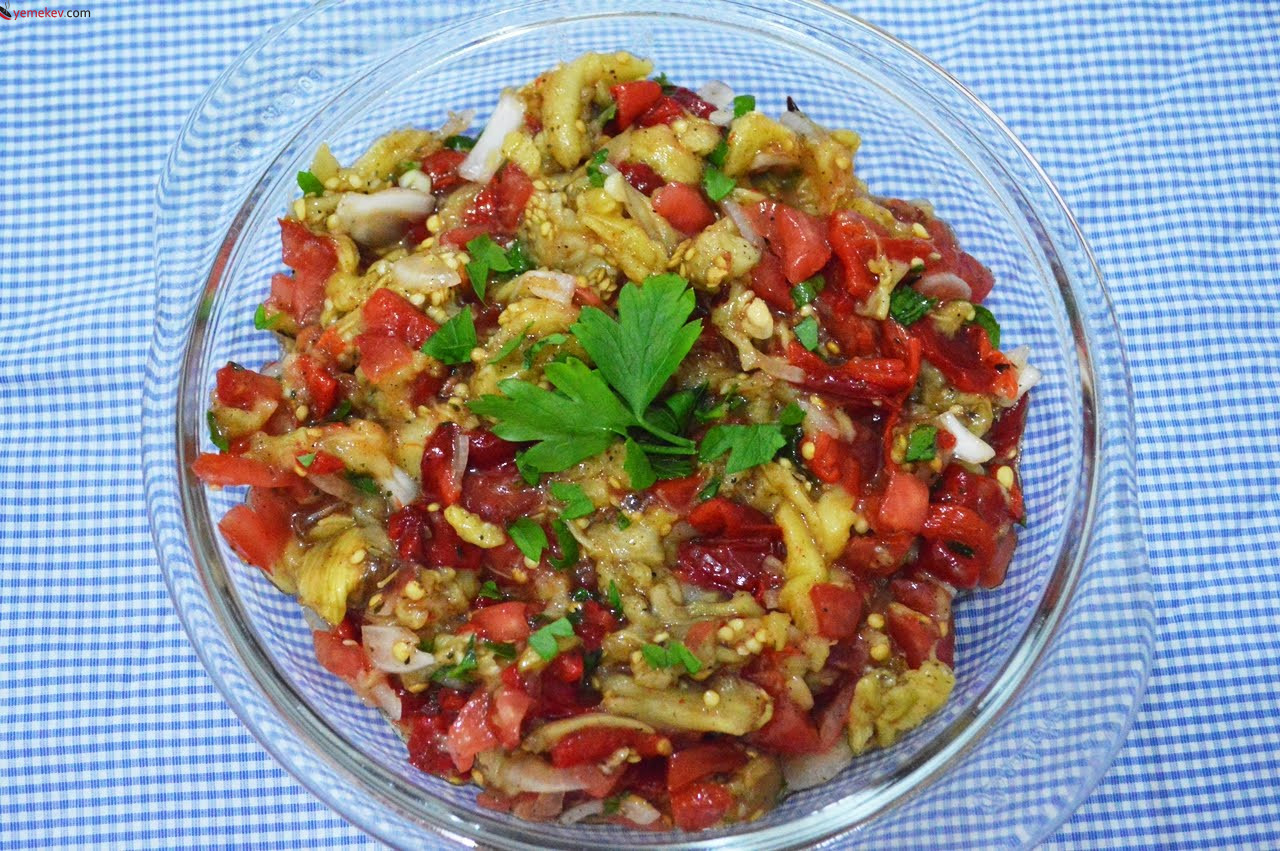 Közlenmiş Patlıcan Salatası Tarifi - 5