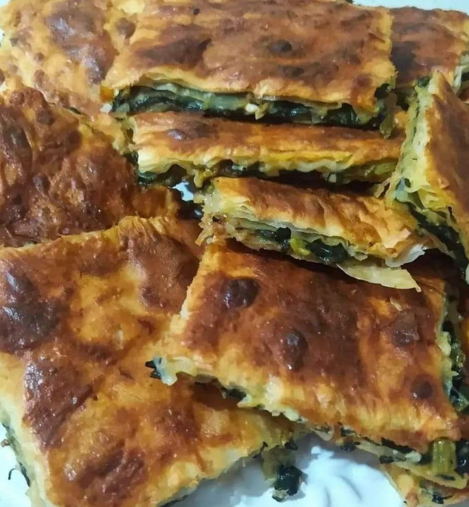 Hazır Yufkadan Pratik Ispanaklı Börek Tarifi - 3